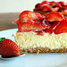 Cheesecake mit weißer Schokolade und frischen Erdbeeren